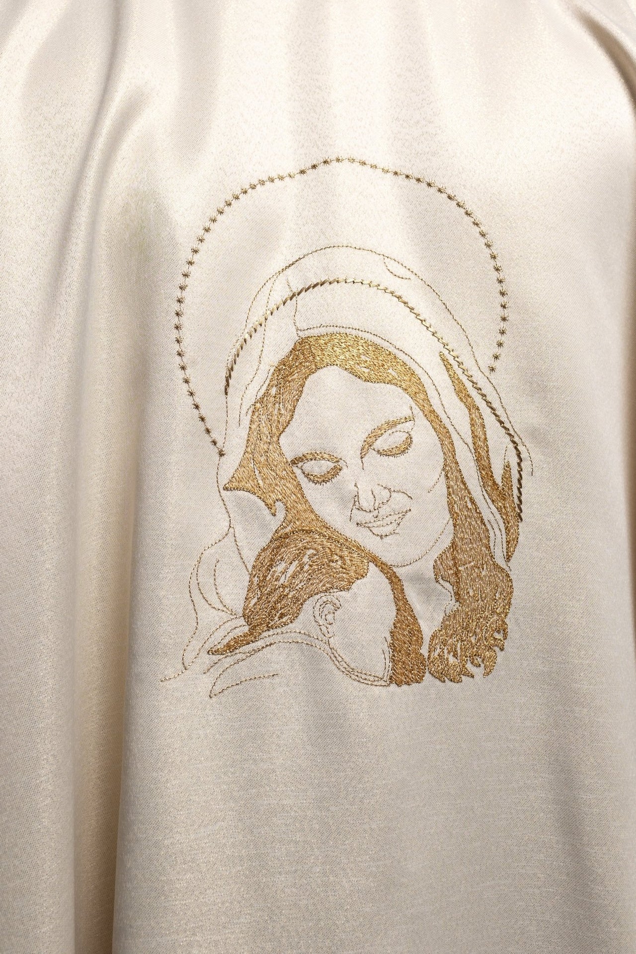Casula litúrgica creme com imagem de Nossa Senhora Aconchegando o Menino Jesus
