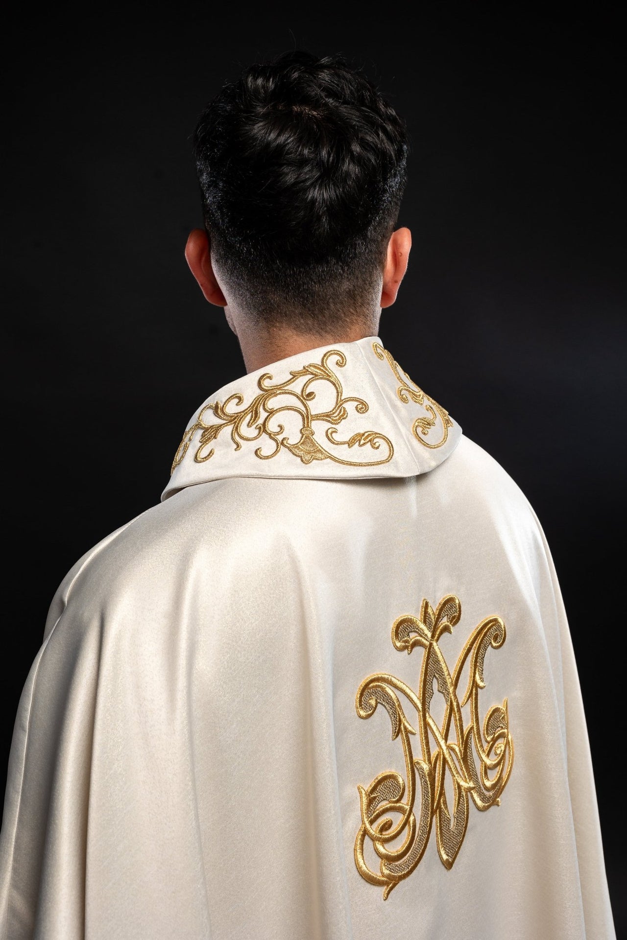 Casula litúrgica creme com imagem de Nossa Senhora Aconchegando o Menino Jesus