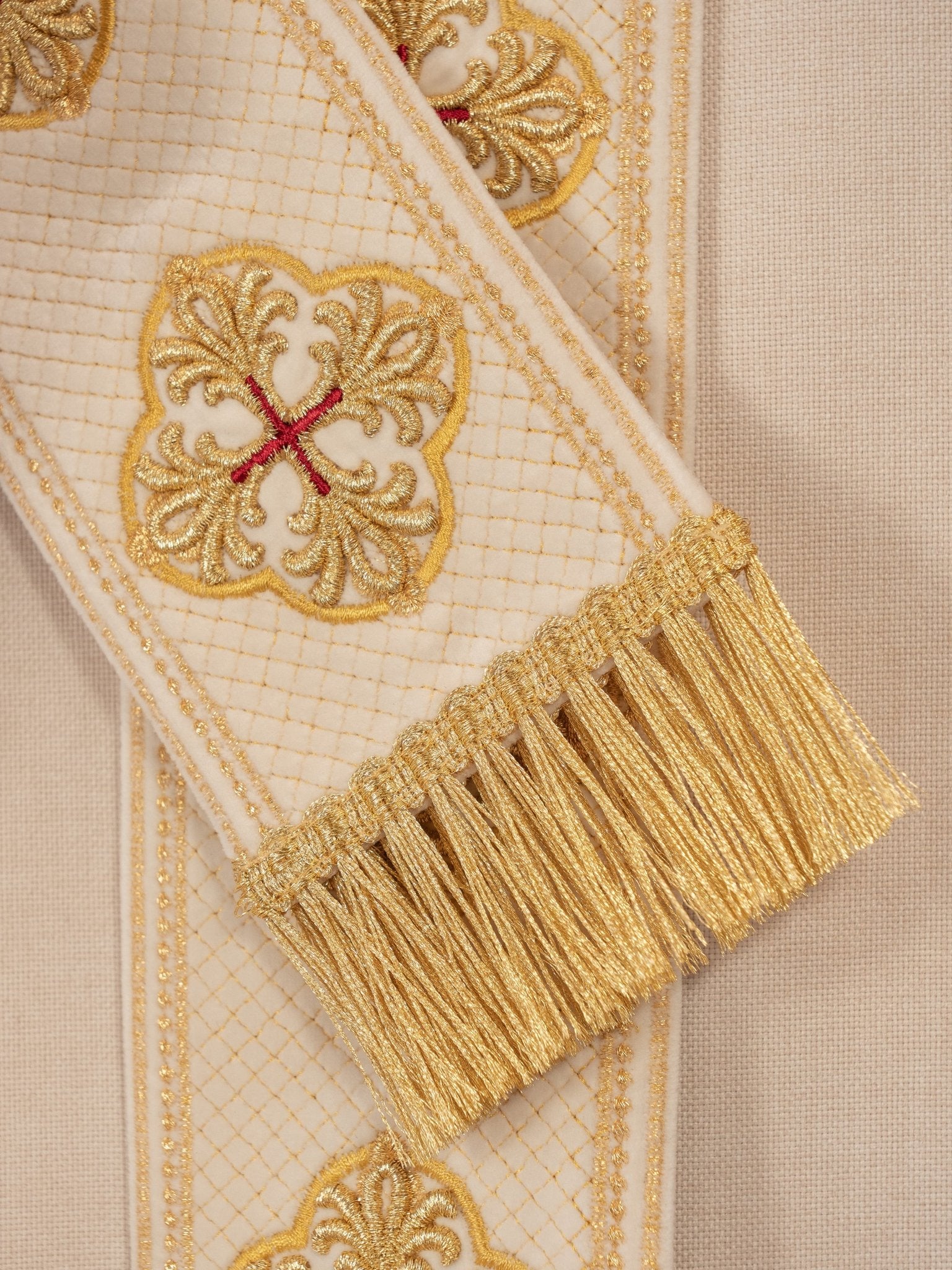 Casula creme com faixa e gola bordadas com cruzes - chasubles.com.br
