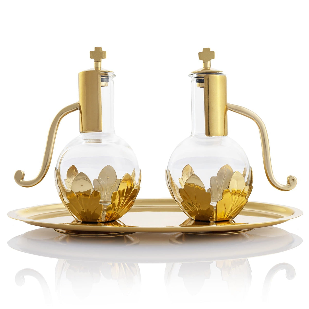Galhetas para vinho e água com bandeja, em vidro e metal dourado com flores e tampas em cruz