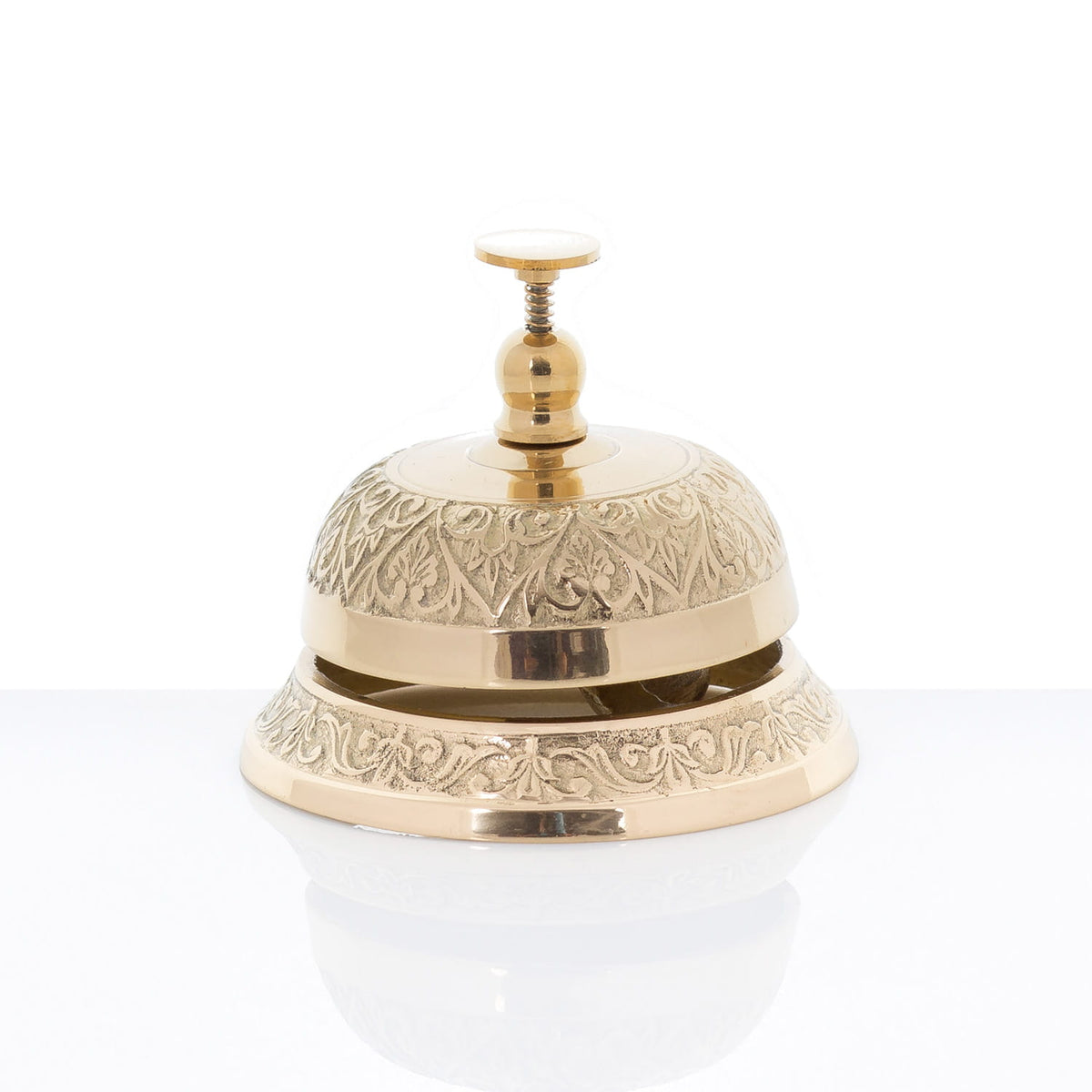 Sineta de latão dourado com detalhes ornamentais em relevo