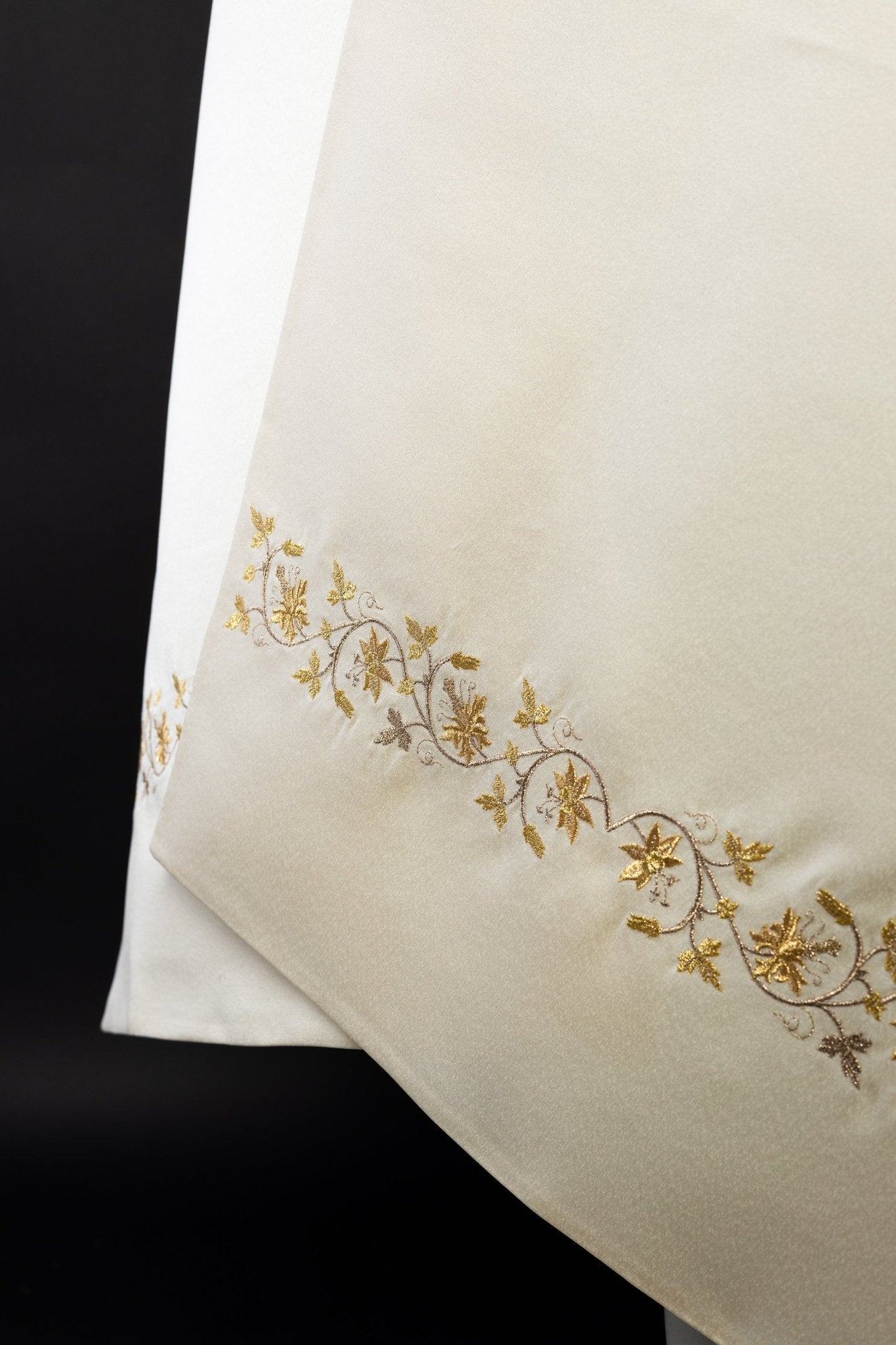Véu umeral bordado com IHS e motivo floral creme