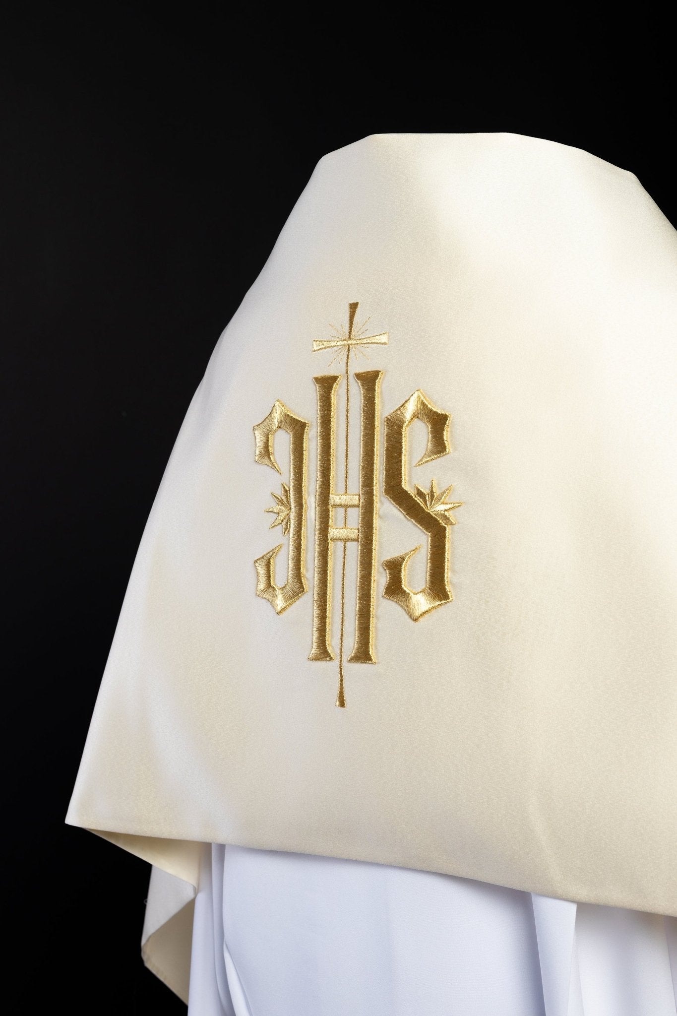Véu umeral creme com bordado IHS nas laterais