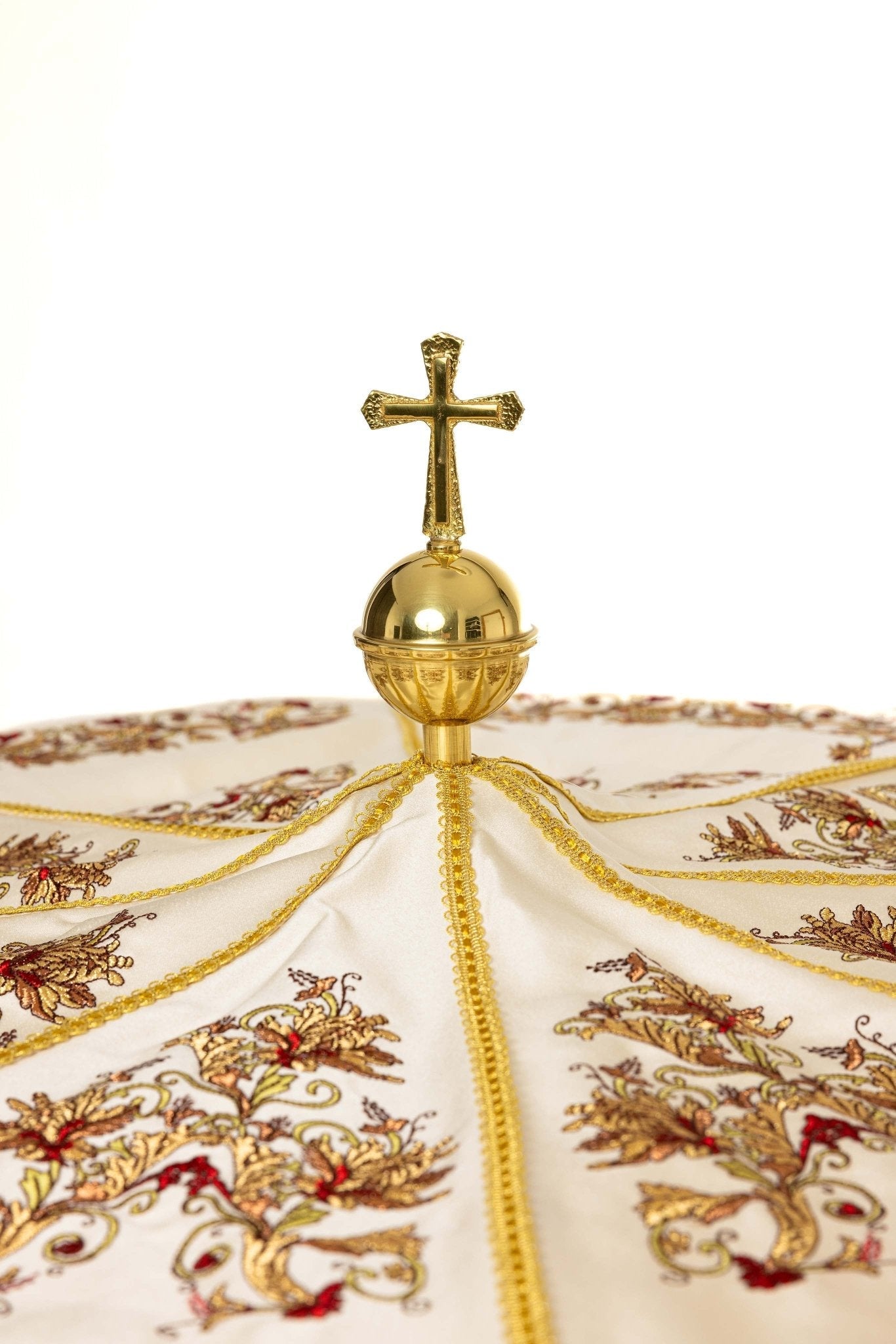 Umbela processional creme com bordado floral e franjas douradas
