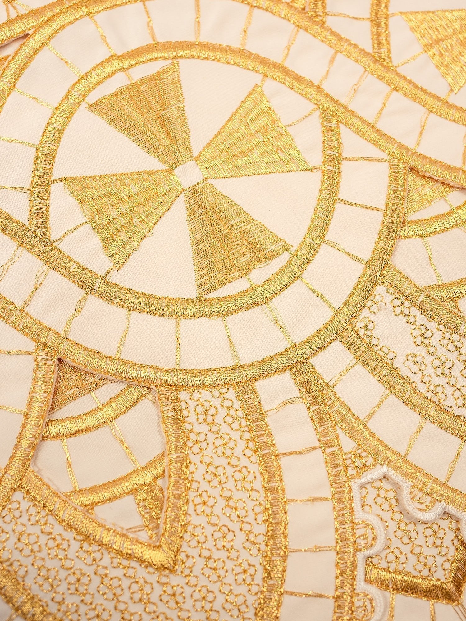 Renda creme bordada para toalha de altar com cruz