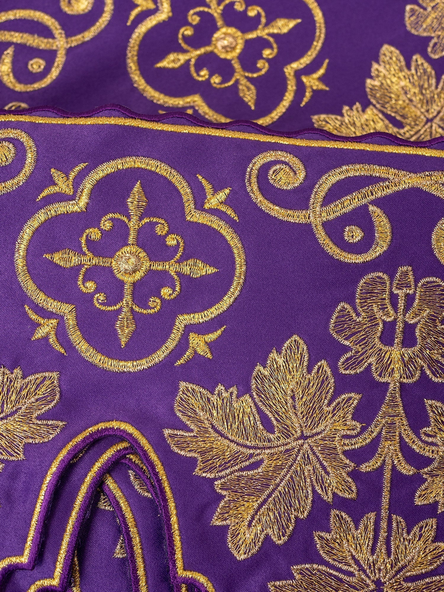 Tecido a metro com bordado frontal Cruz Roxo
