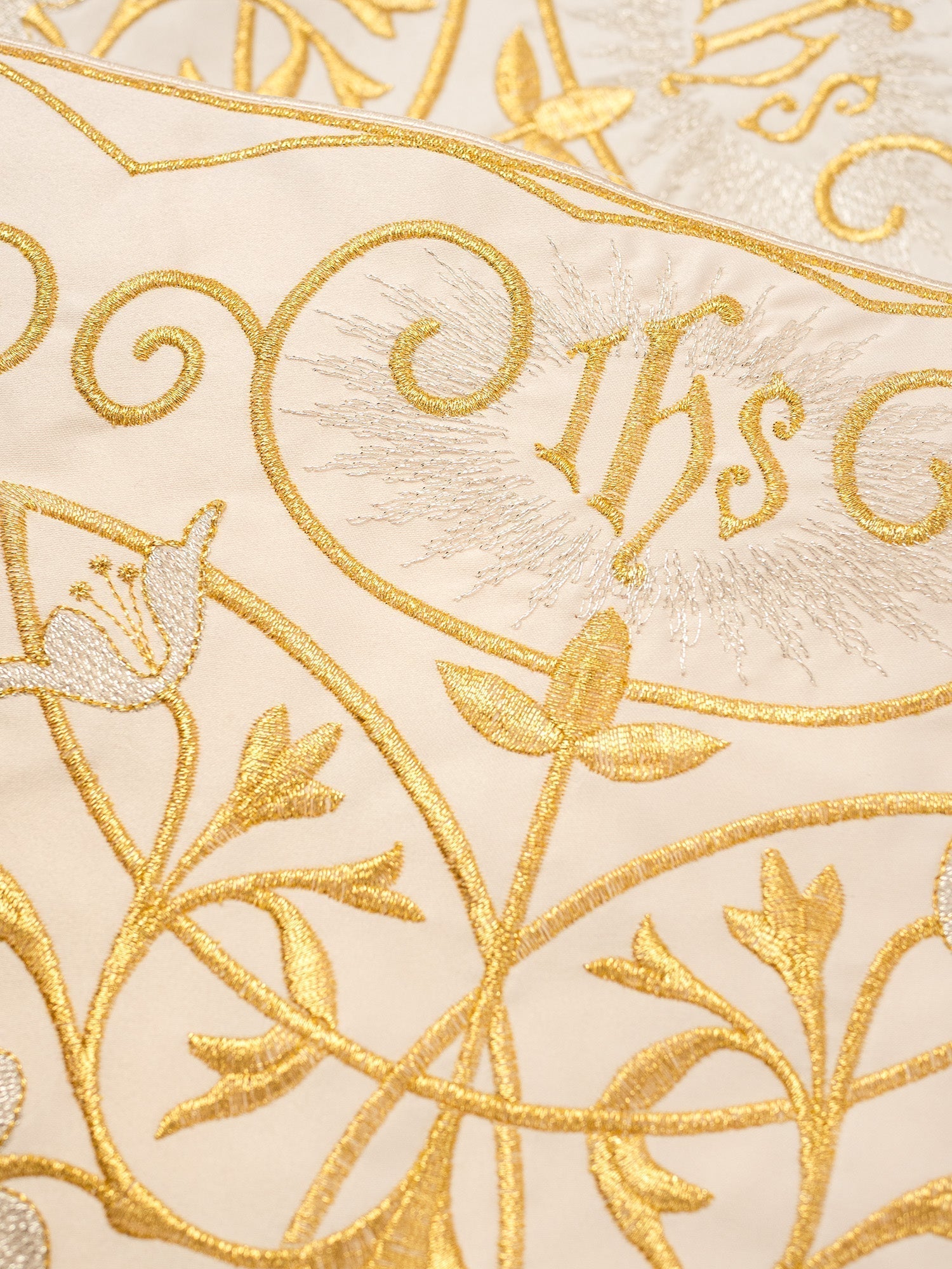Renda com monograma IHS na cor creme