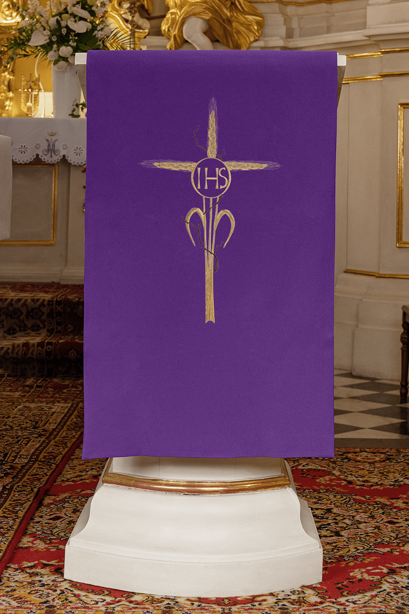 Pano de ambão roxo bordado com motivo de cruz e IHS