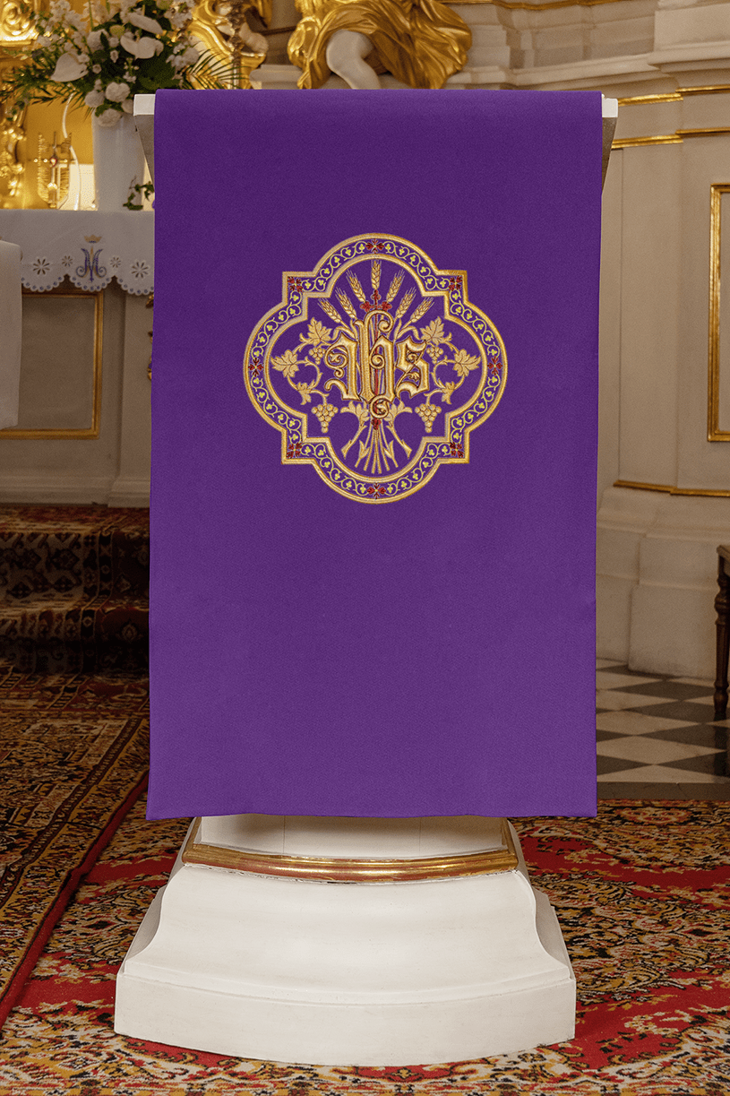 Pano de ambão roxo com bordado dourado e JHS
