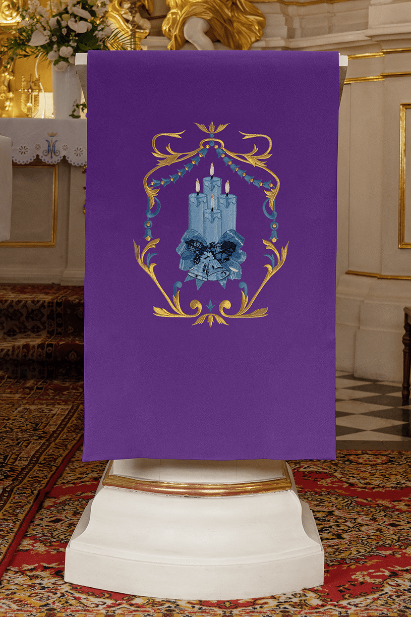 Pano de ambão roxo para o Advento, bordado com motivo de velas