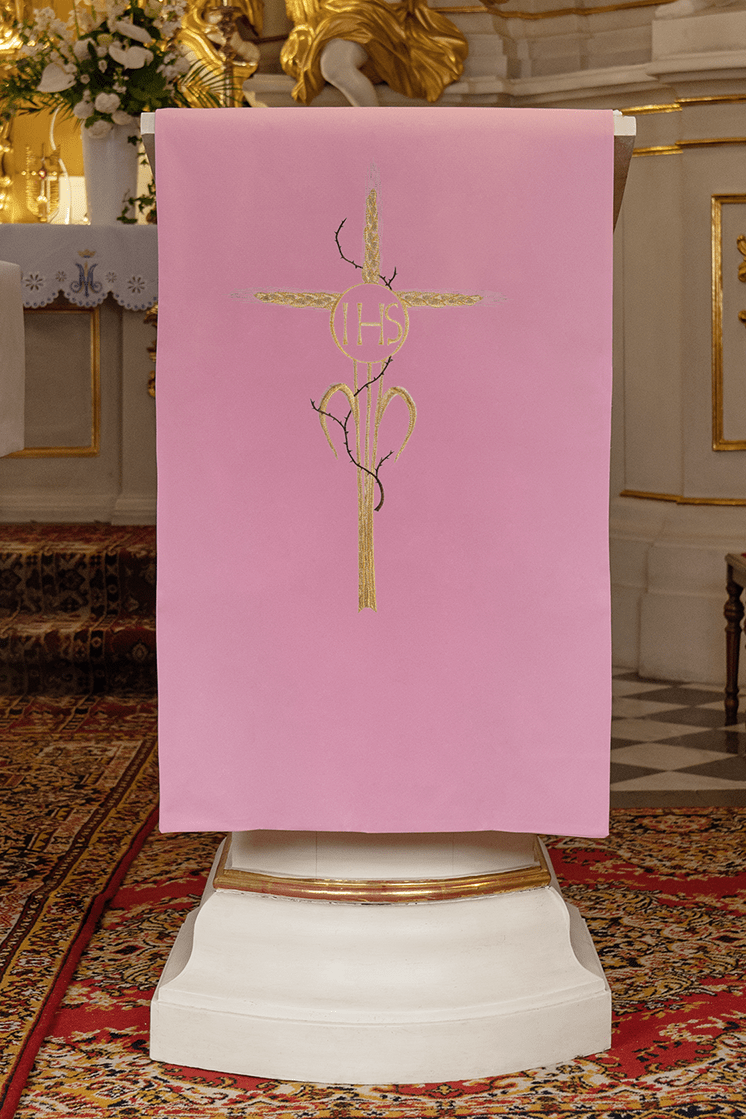 Toalha rosa para ambão com bordado dourado de cruz