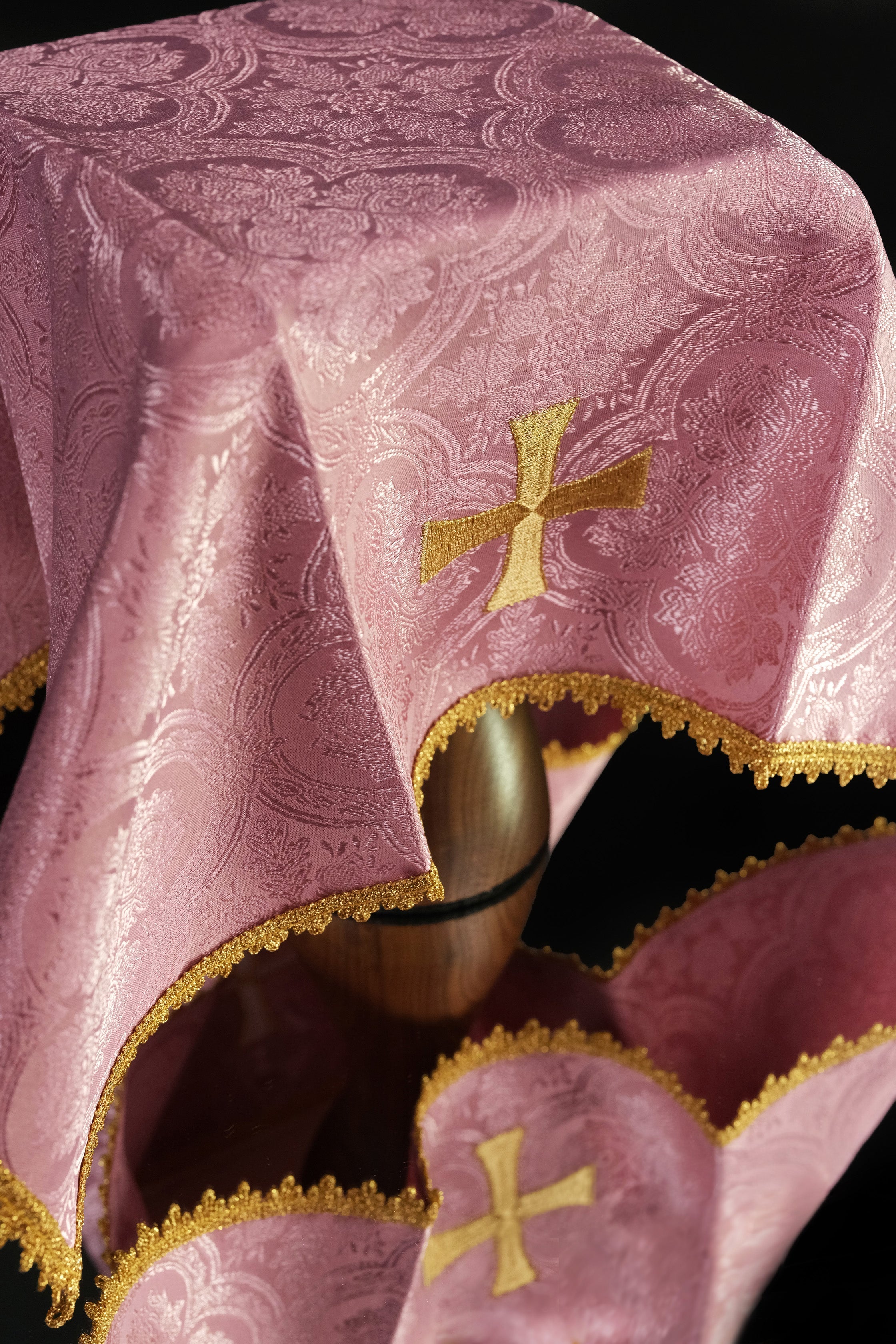 Véu de cálice rosa com cruz bordada em tecido jacquard