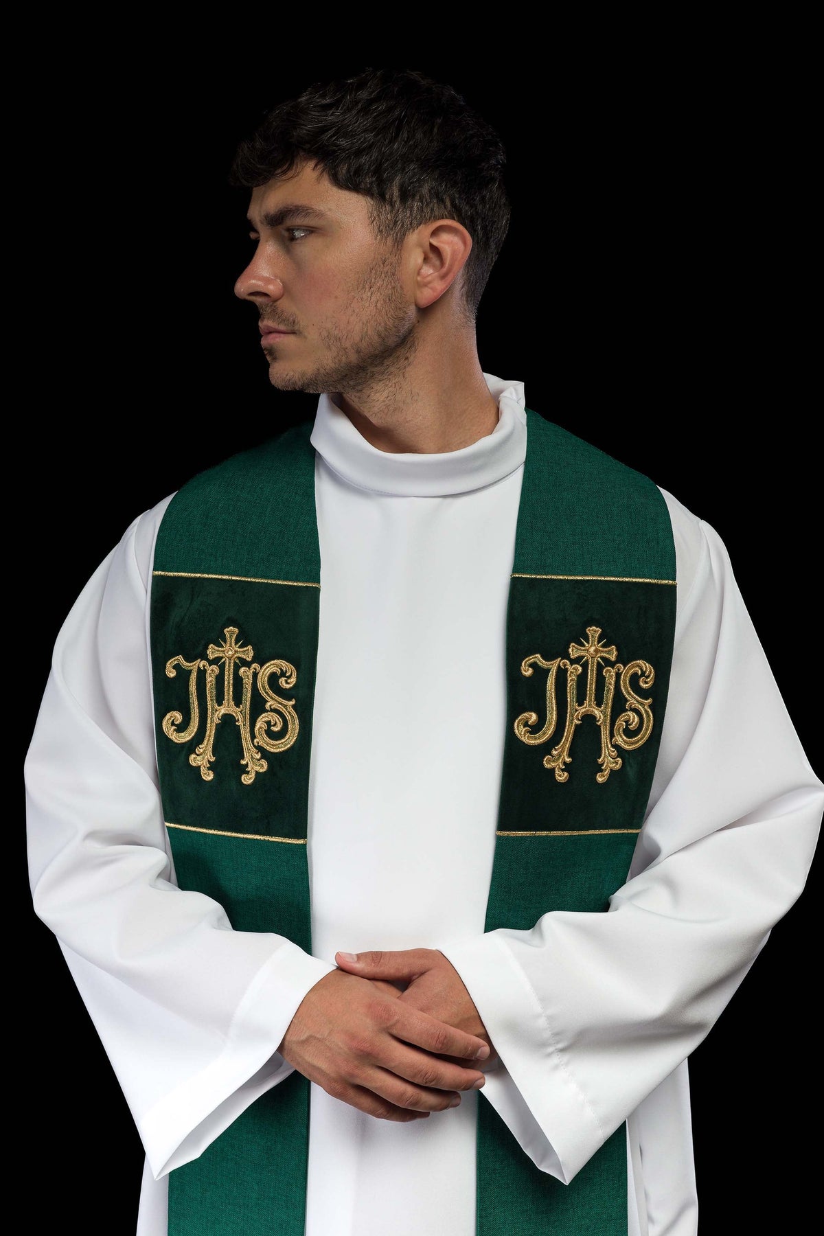 Estola verde com monograma IHS bordado em dourado, vista frontal superior