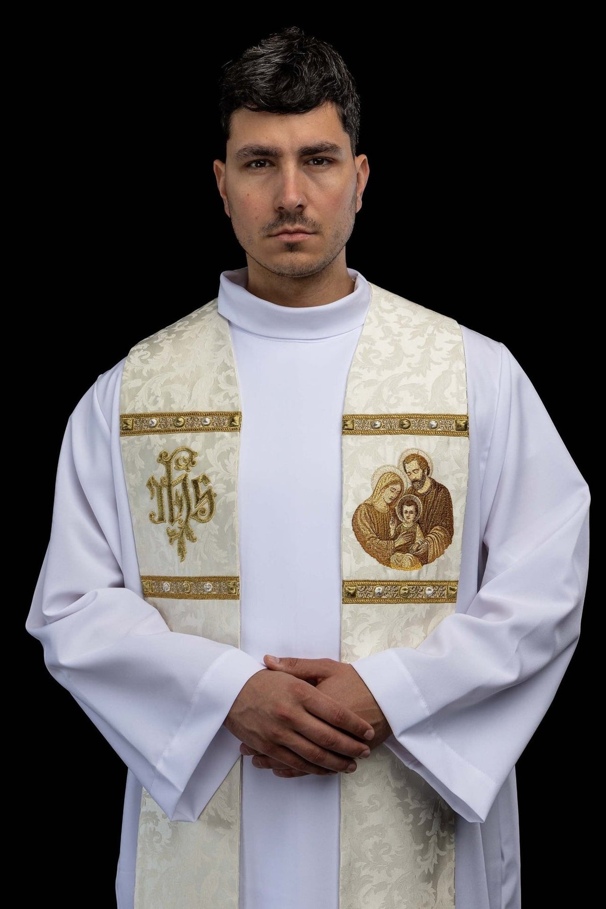 Estola sacerdotal com imagem da Sagrada Família em tecido decorativo, vista frontal usada, marfim ecru, bordado dourado e