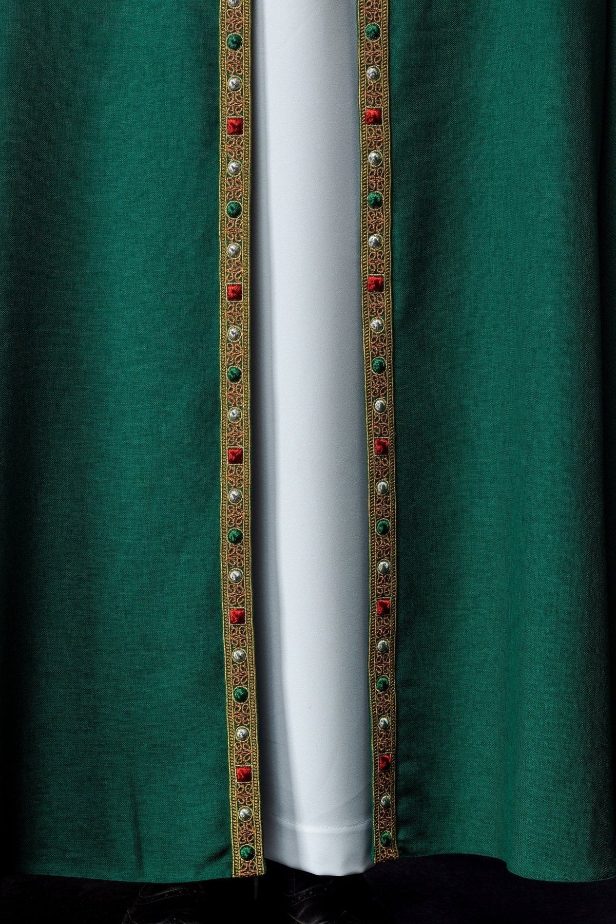 Capa de asperges verde em close-up da abertura frontal com galão decorativo