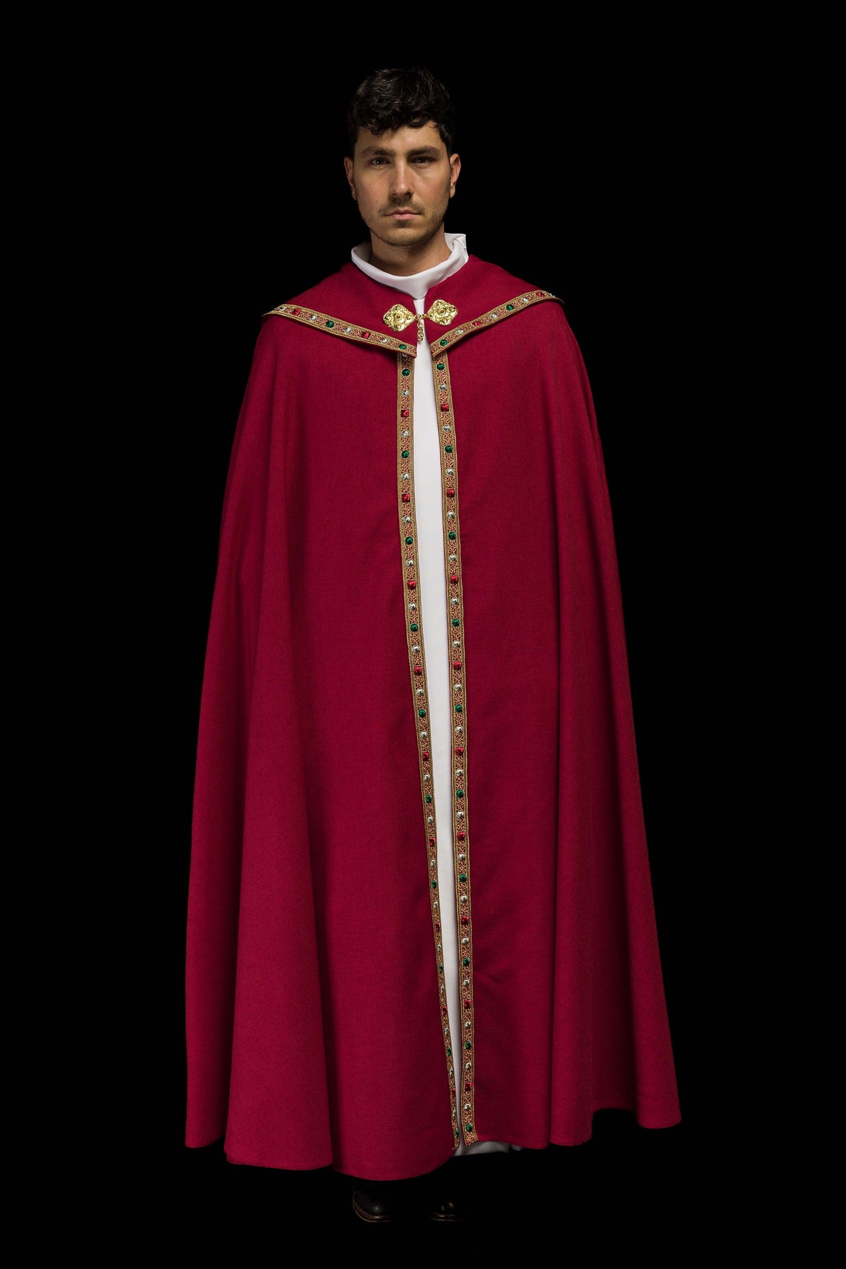 Capa de asperges vermelha, vista frontal inteira com galão decorativo