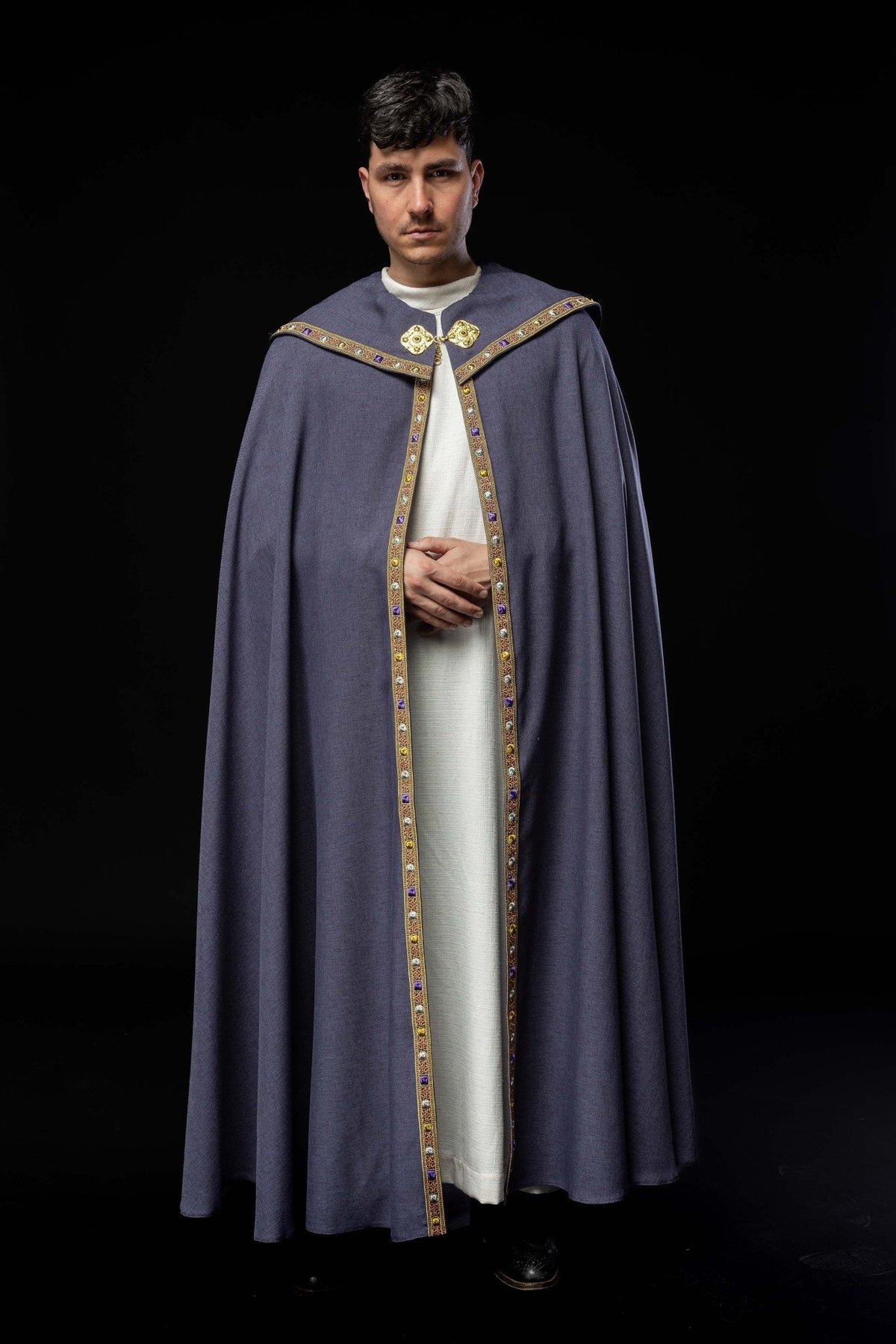 Capa de asperges roxa com acabamento dourado vista de frente e usada