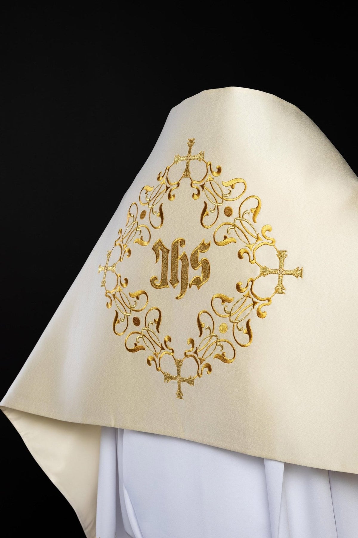 Véu bordado com imagem de IHS e motivo floral, marfim ecru, vista frontal com cruzes douradas