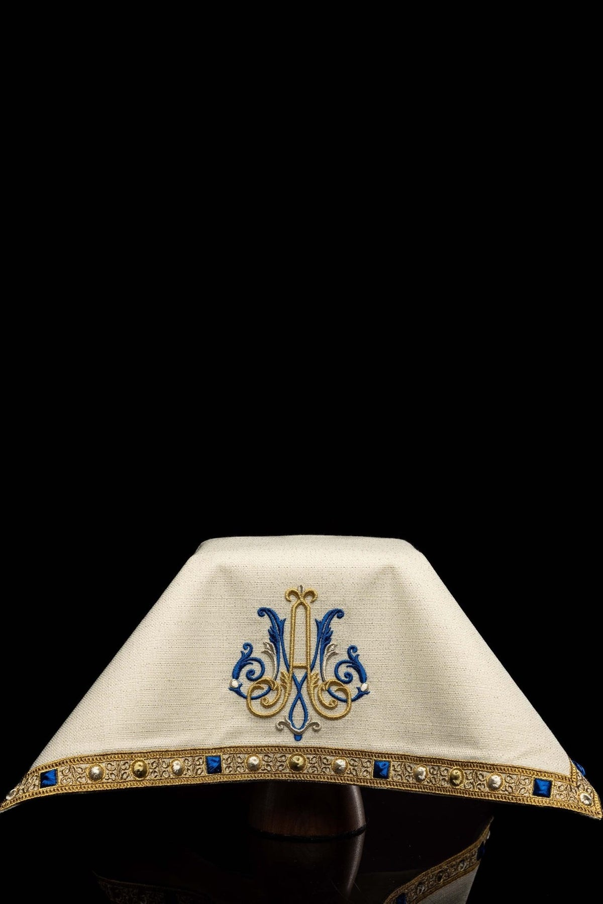 Véu de cálice ecru, vista traseira com bordado mariano central e galão decorativo