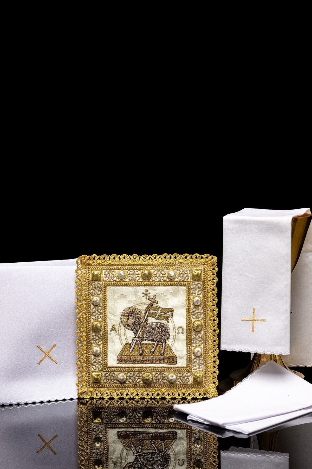 Conjunto de alfaias litúrgicas para a Páscoa com Cordeiro de Deus, branco e dourado, em vista geral