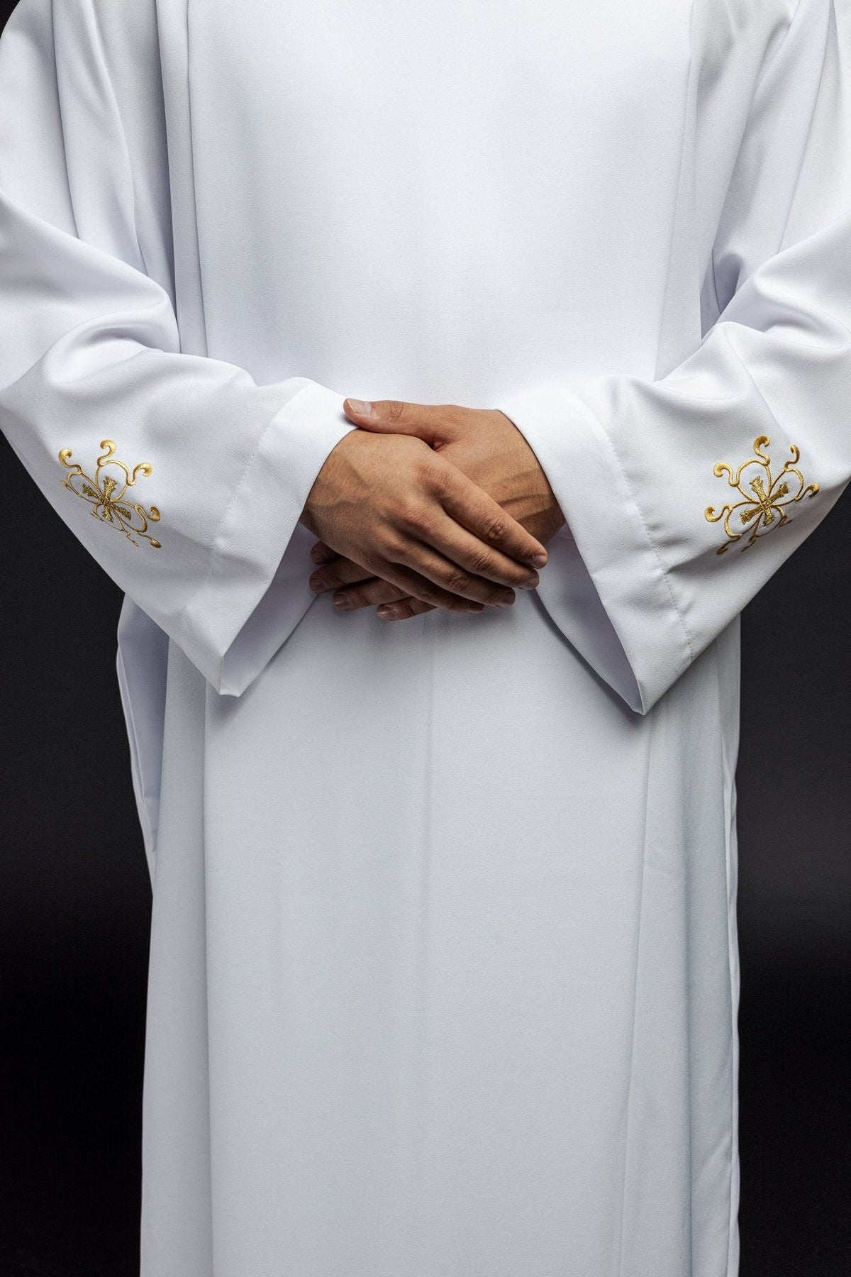 Alva sacerdotal branca vista de frente, destacando os bordados florais dourados nas duas mangas