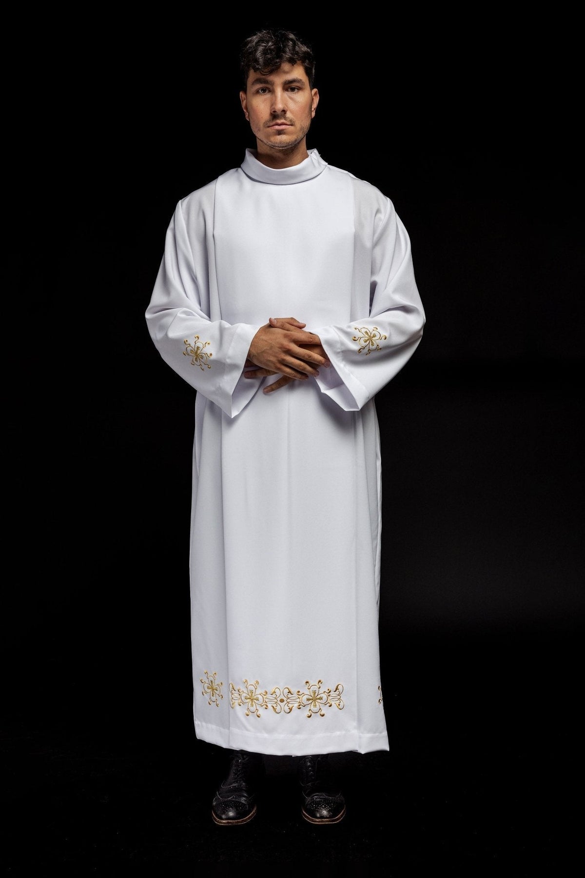 Alva sacerdotal branca vista de frente, com gola alta e bordados florais dourados