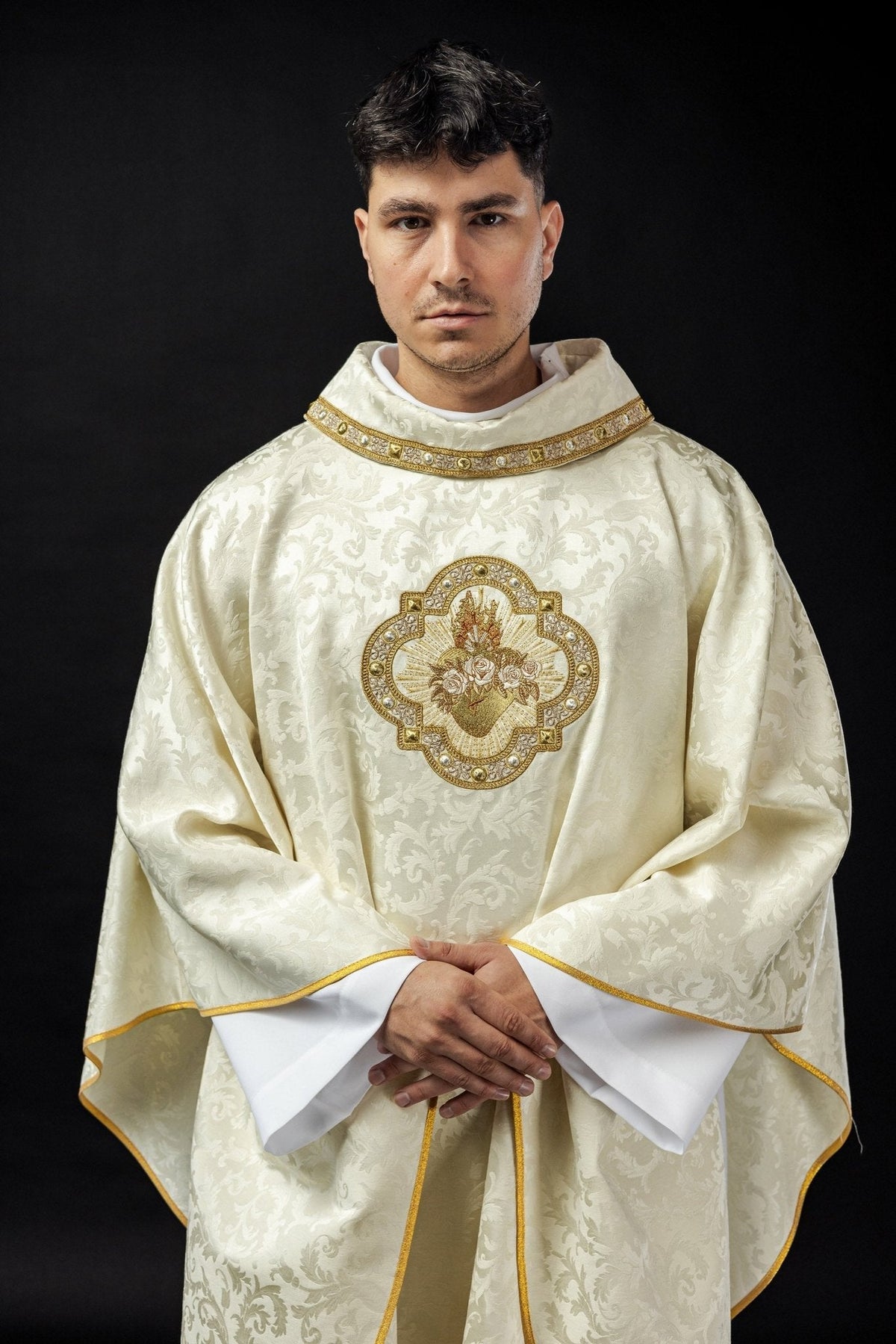 Casula bordada com motivo do Coração de Maria em jacquard, vista frontal em marfim ecru
