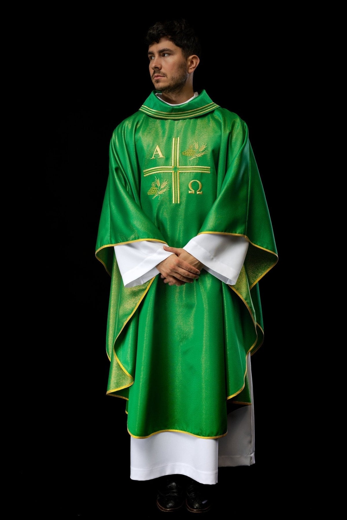Casula verde com cruz e símbolos Alfa e Ômega, vista frontal completa