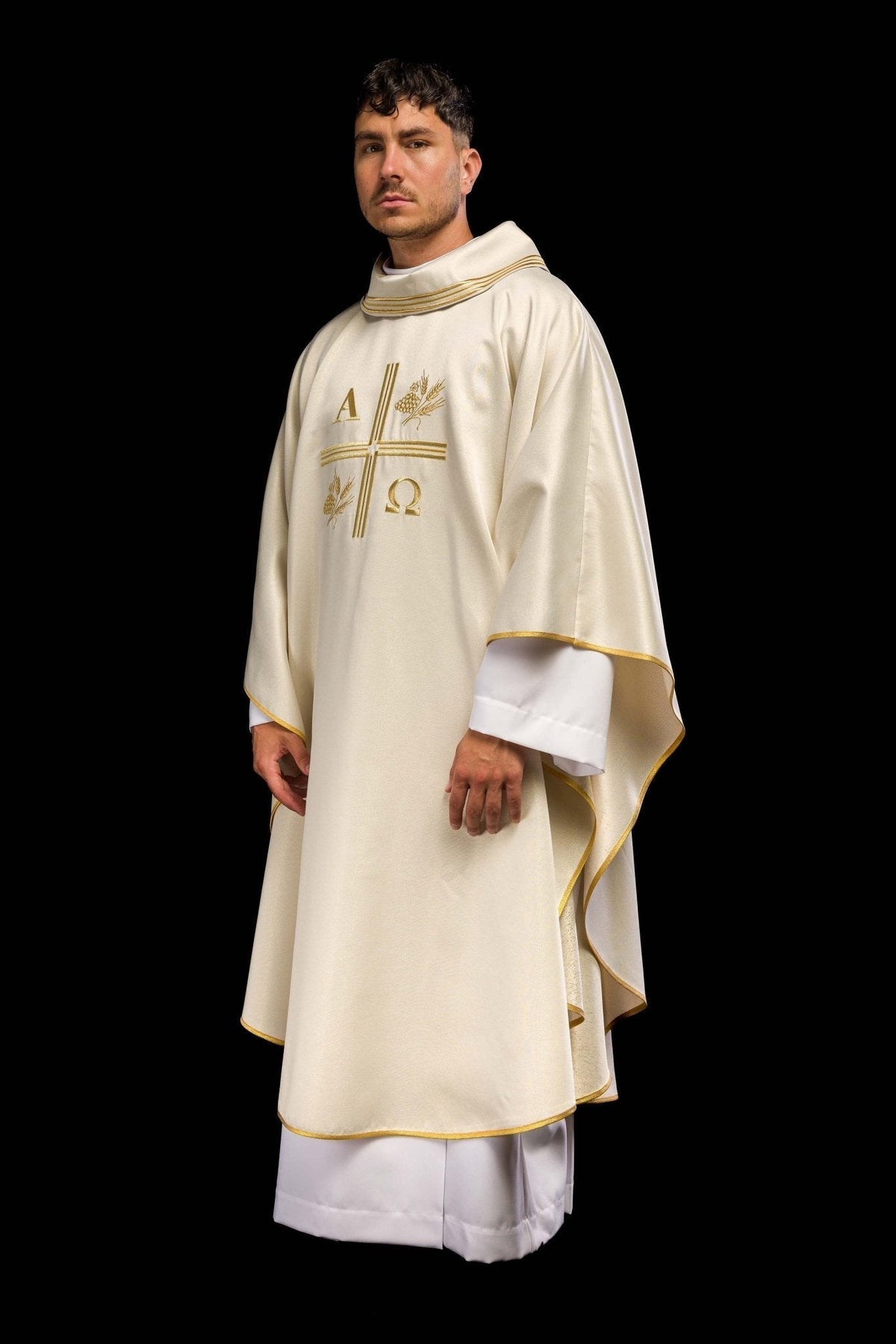 Casula creme bordada, vista lateral com acabamento dourado nas bordas