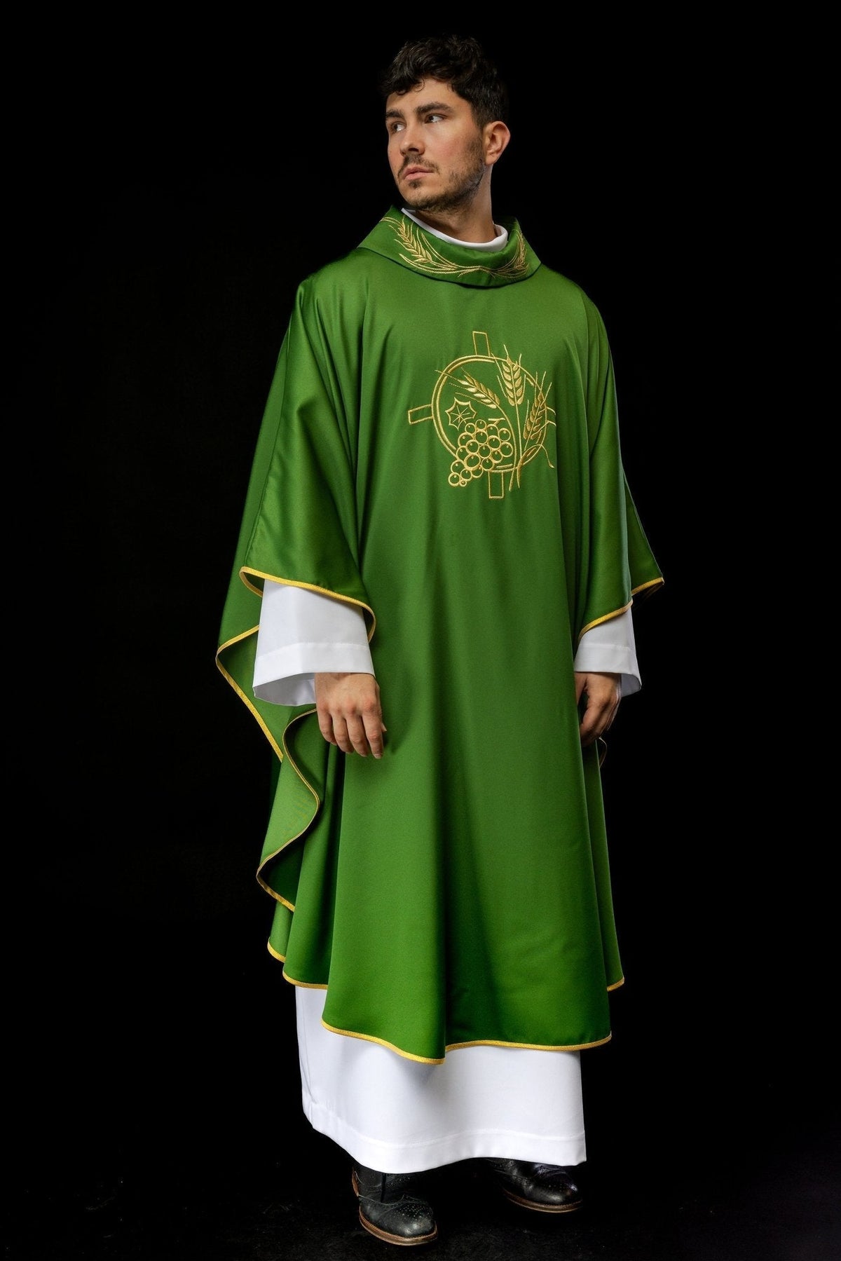 Casula verde com cruz e espigas, vista frontal completa e acabamento dourado