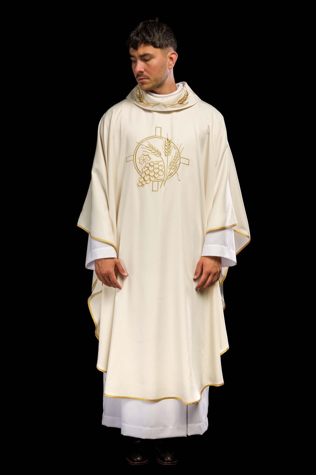Casula creme vista frontal, com bordado dourado e acabamento dourado nas bordas