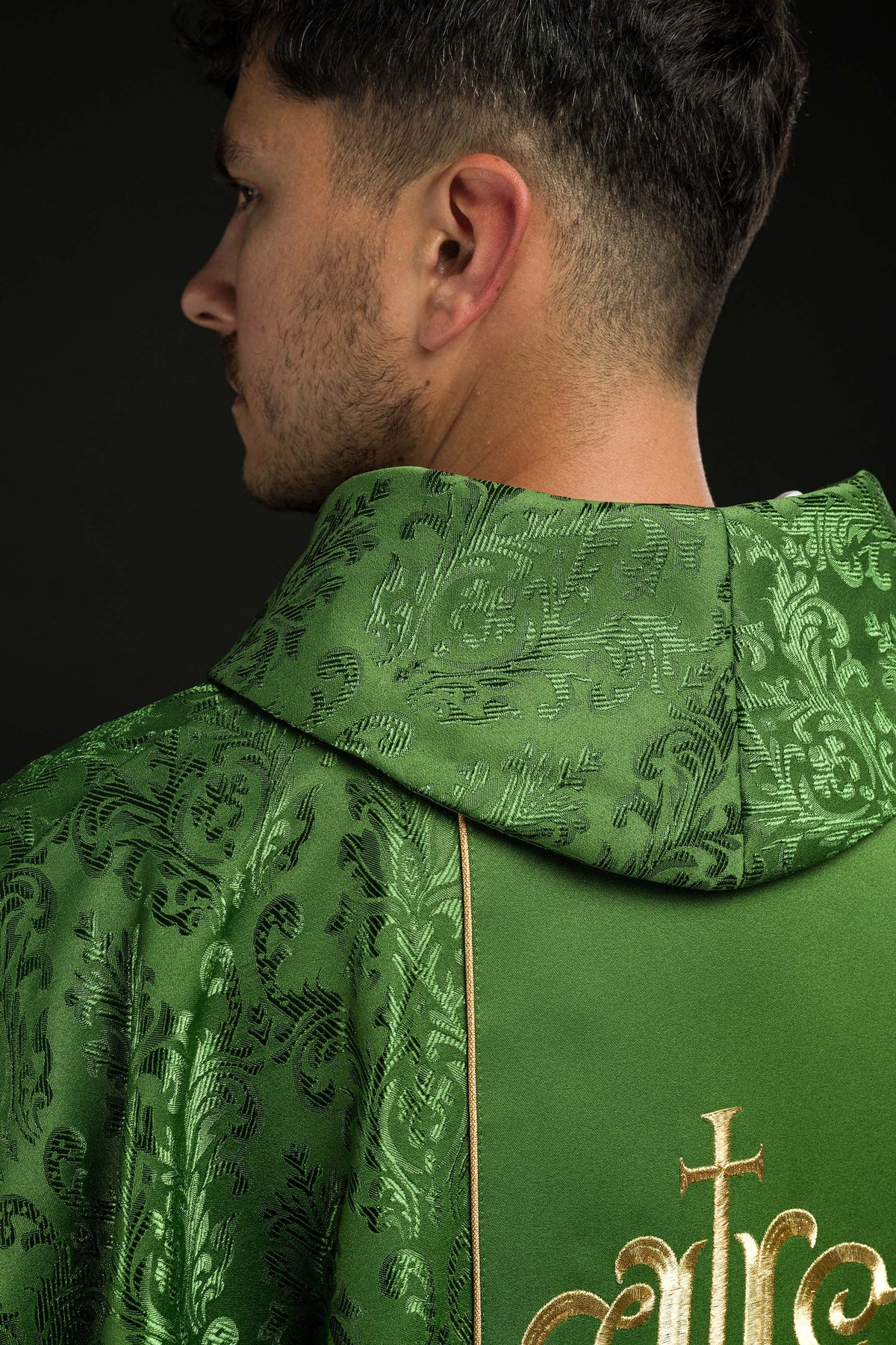 Casula verde com bordado IHS vista posterior próxima, com gola e monograma dourado
