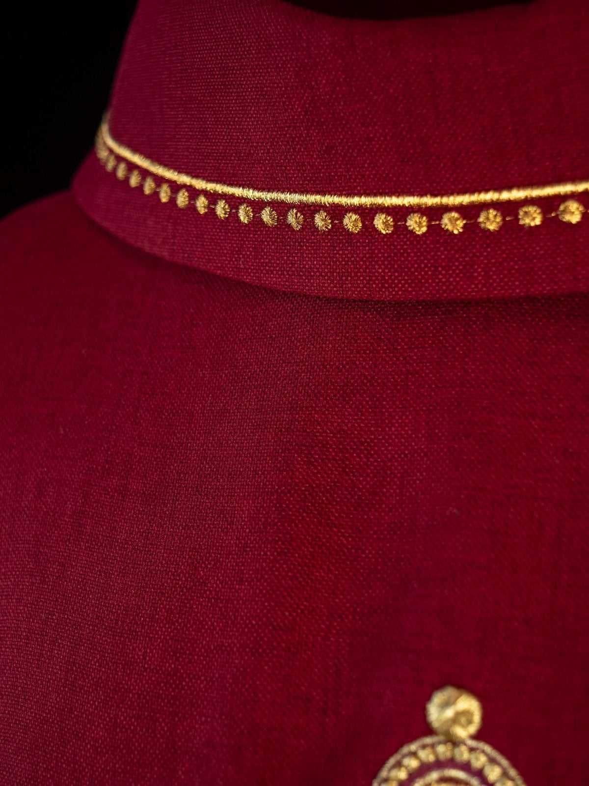 Casula vermelha com debrum dourado na gola, close-up
