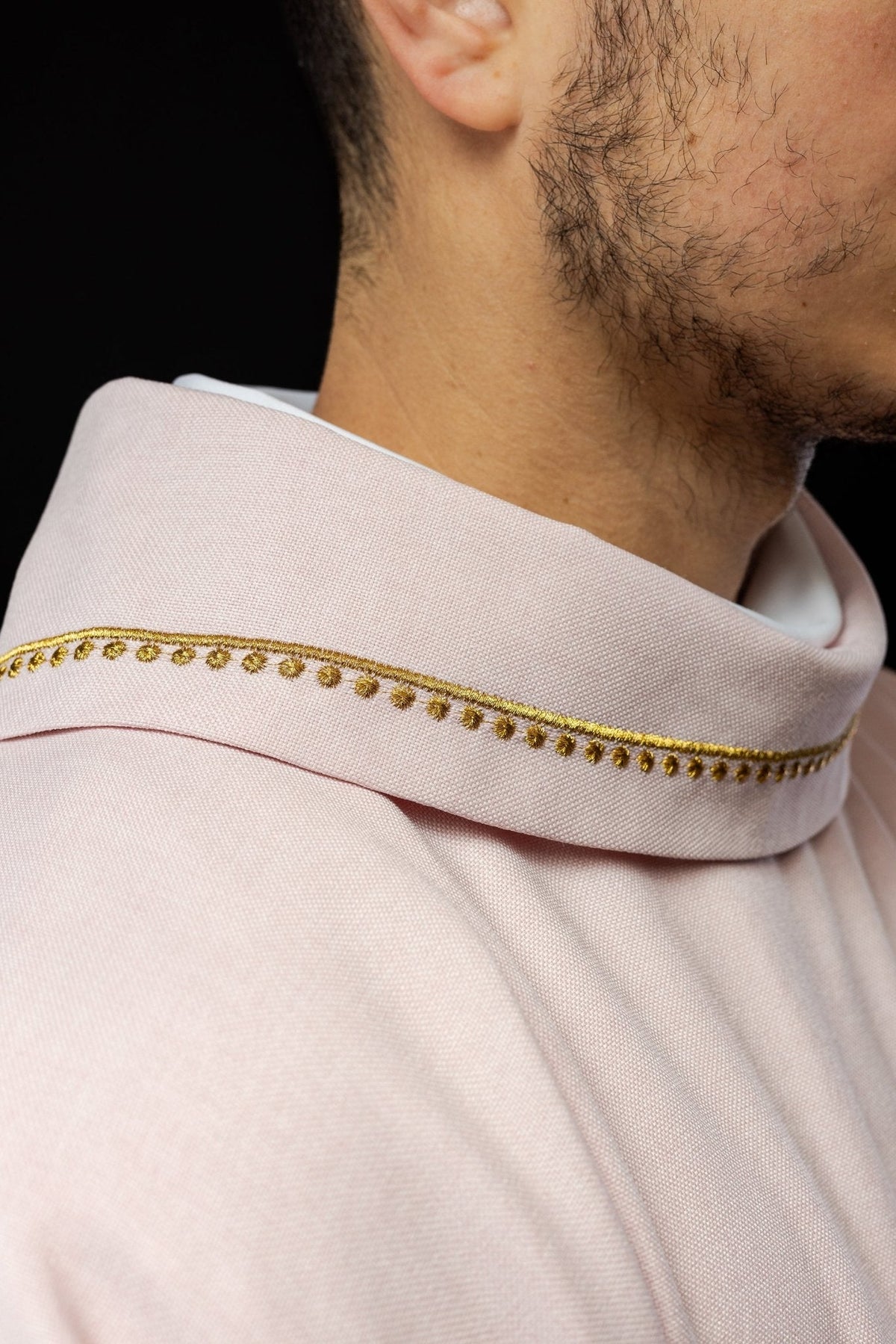Casula rosa, close da gola com debrum dourado