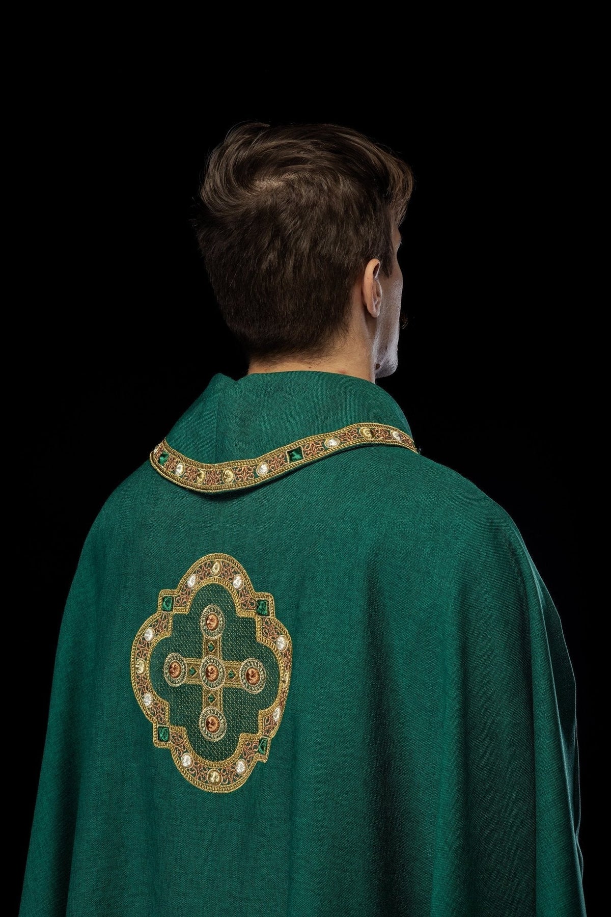 Casula verde com debrum dourado e cruz bordada, vista posterior