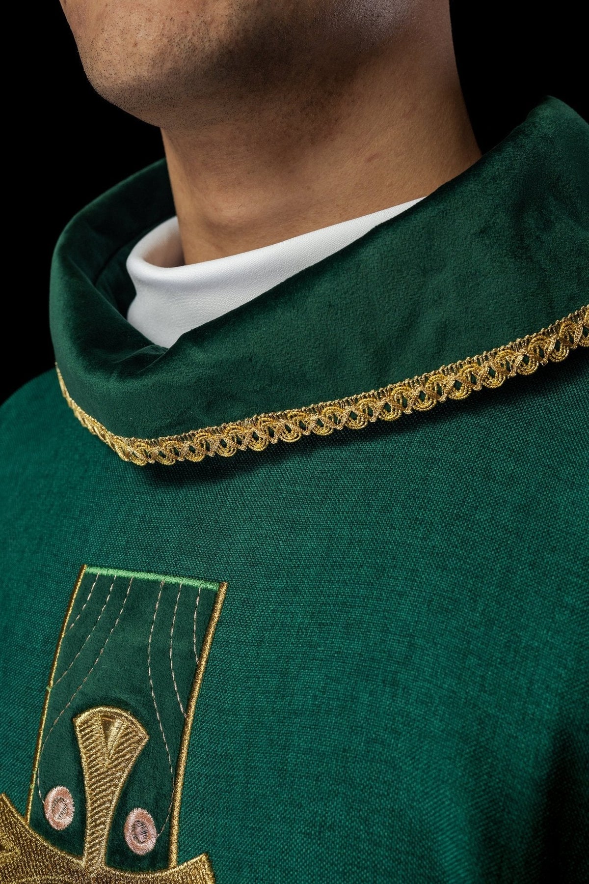 Casula verde com close-up do debrum dourado na gola