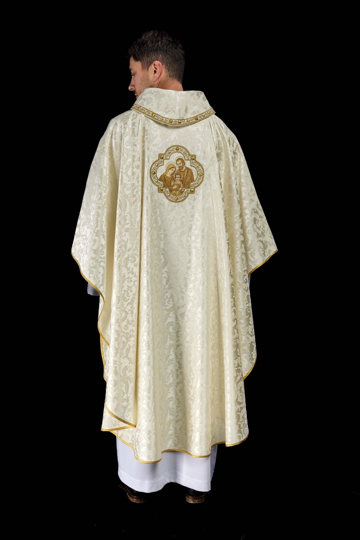 Casula marfim vista frontal, com tecido jacquard floral e acabamento dourado