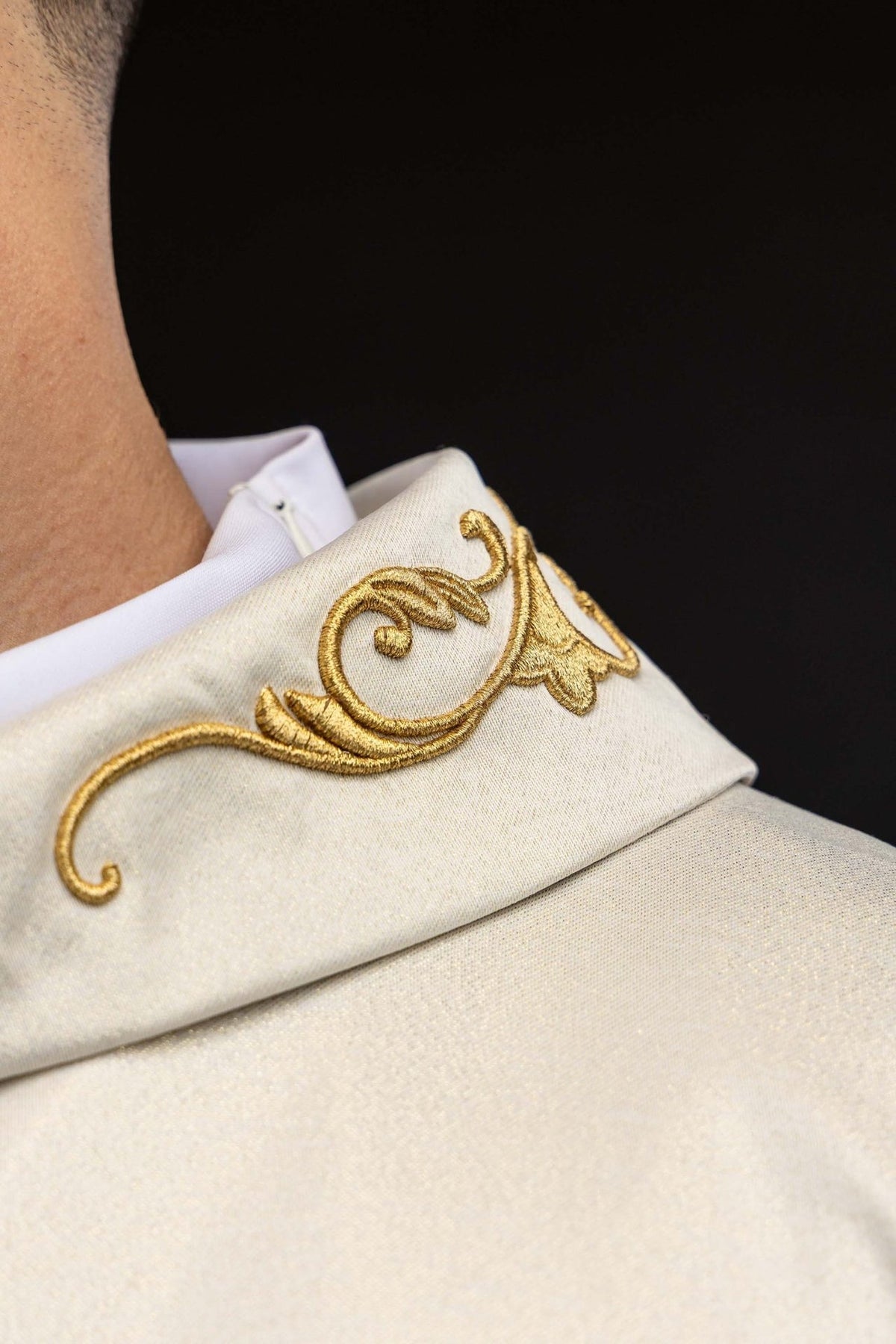 Casula mariana, close-up do bordado dourado ornamental na manga