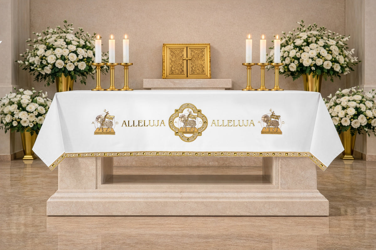 Toalha de altar branca com bordado do Cordeiro Pascal, vista frontal com bordados dourados e faixa decorativa
