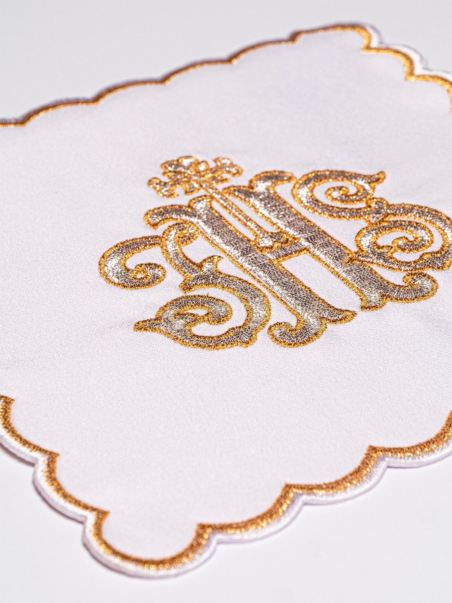 Conjunto de alfaias litúrgicas branco com bordado dourado IHS