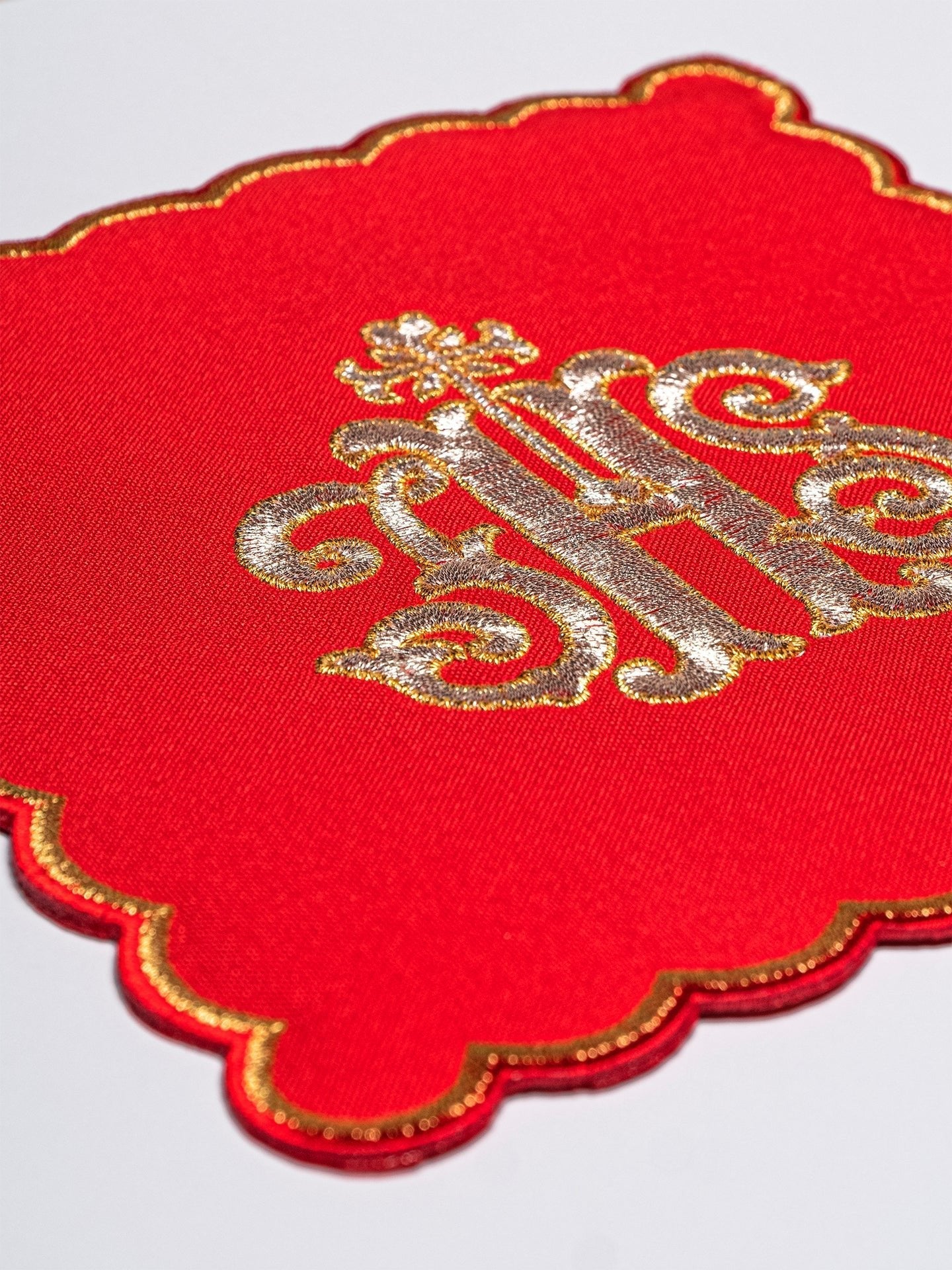Conjunto de alfaias litúrgicas vermelho com bordado IHS dourado