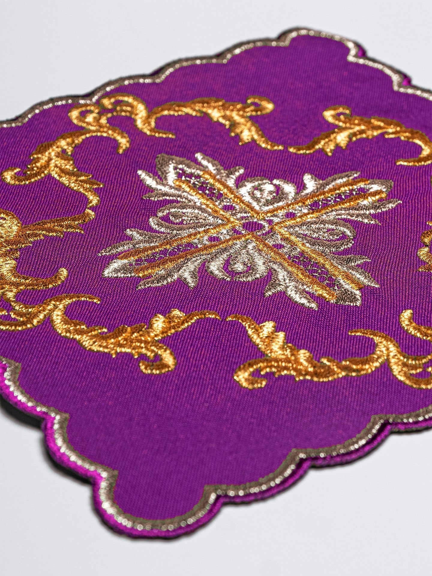 Conjunto de alfaias litúrgicas roxo com bordado de cruz dourada
