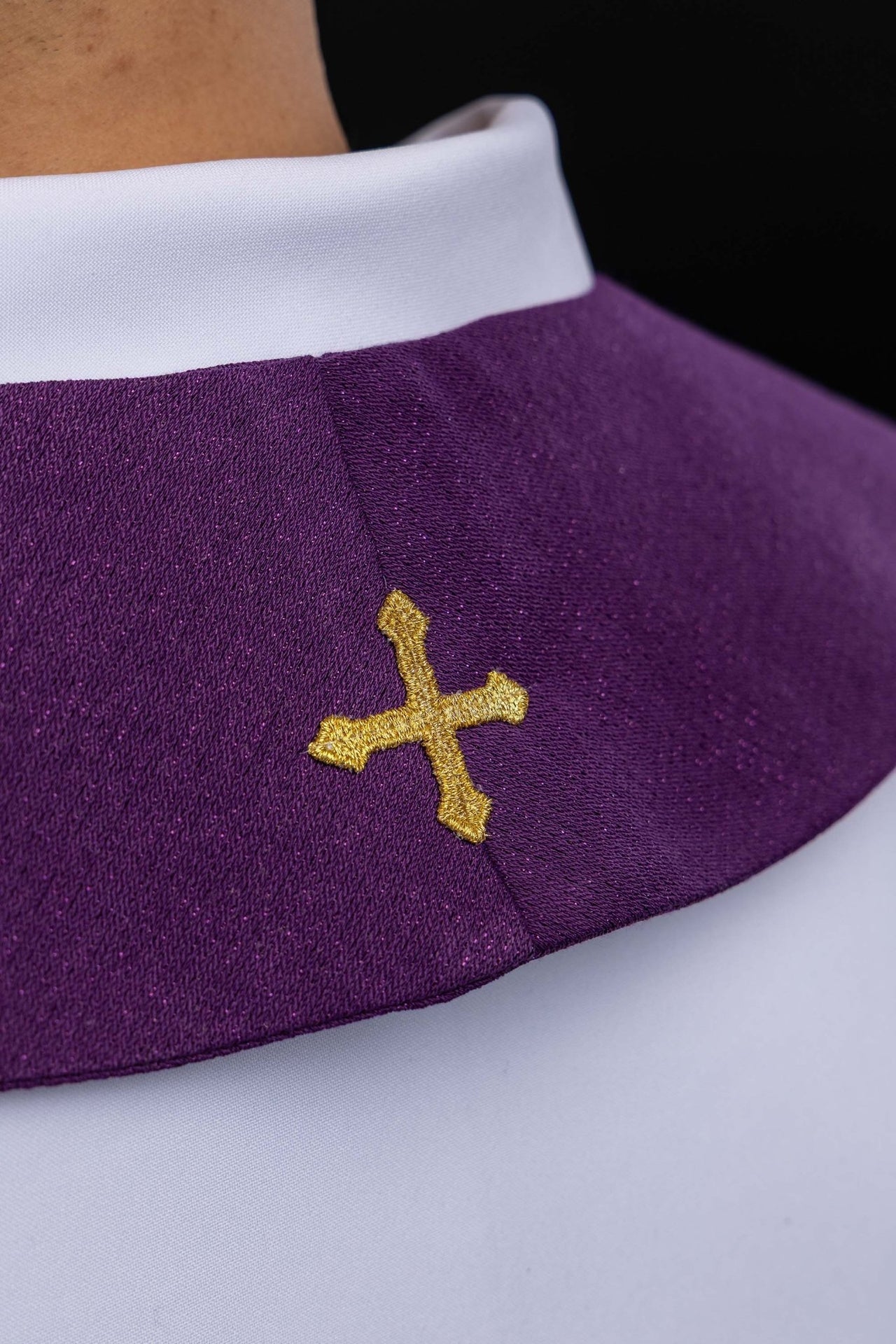 Stuła haftowana na adwent uszyta na błyszczącej tkaninie