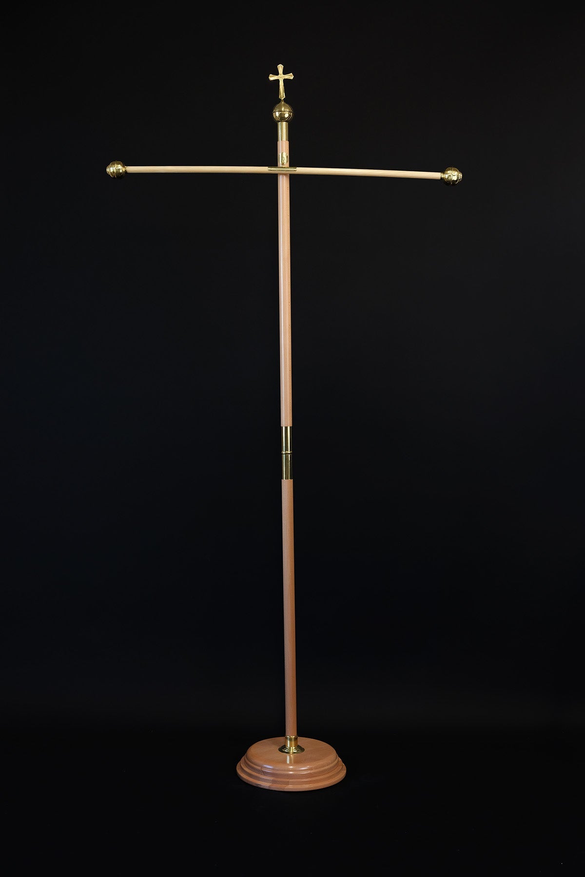 Haste para estandarte de madeira clara, 220 cm, com cruz decorativa, vista completa com base