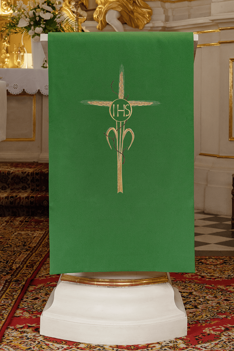 Pano de ambão verde com bordado dourado de cruz e IHS